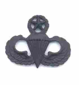Senior Parachute in black metal wing