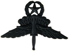 Army Senior HALO Free Fall badge in black metal by Saunders Military Insignia