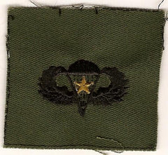 Army Basic Parachutist wing with 5 jumps. Sew on badge in subdued cloth. by Saunders Military Insignia